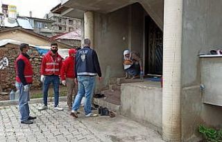 Kapı kapı gezip sıcak pide dağıttılar