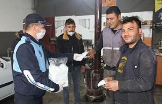 Karaman Belediyesi, sanayi esnafına maske dağıttı