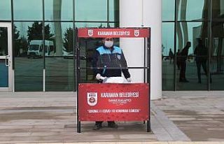 Karaman Belediyesi ücretsiz maske dağıtımını...