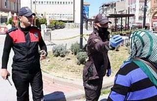 Karaman’da vatandaşlar şehrin en işlek caddesine...