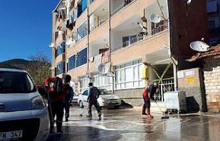 Karantina altına alınan apartmanın etrafı baştan...