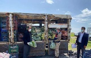 Karantina altındaki köylere sebze ve meyve dağıtıldı