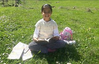 Karantina günlerini kitap okuyarak geçiriyor