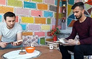 Karantinada sıkılan kardeşler atık malzemelerden...