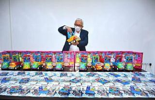 Karantinadaki çocuklara oyuncak ve boyama kitabı