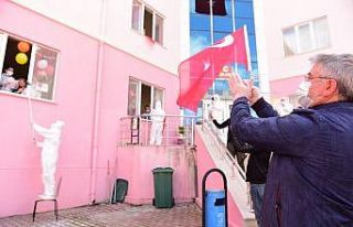 Karantinadaki çocuklara sürpriz bayram kutlaması