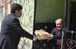 Karantinadaki ilçede maske ve ekmek dağıtıldı