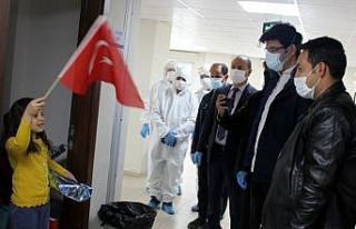 Karantinadaki işçilerin çocuklarına 23 Nisan ziyareti