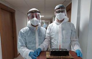 Karantinadaki minik Alparslan’a doğum günü sürprizi