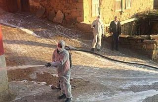 Karantinaya alınan Çakırlar köyüne dezenfekte...