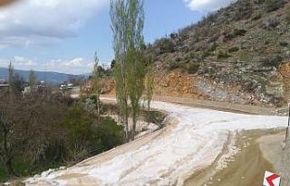 Karayolu sondaj suyundan geçit vermiyor