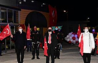 Karesililer balkonlarında İstiklal Marşı okudu