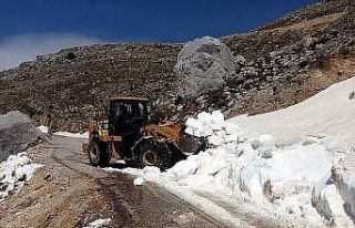 Karla kaplı Dumanlı yayla yolu ulaşıma açıldı