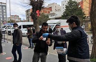 Kars Valiliği binlerce ücretsiz maske dağıttı