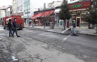 Kars’ta belediye cadde ve sokakları korona virüse...