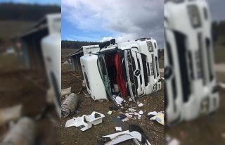 Kars’ta büyükbaş hayvan taşıyan tır kaza yaptı