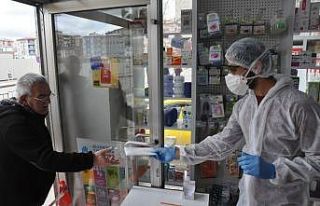 Kars’ta eczanelerde ücretsiz maske dağıtımı...