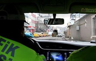 Kars’ta polis vatandaşları evde kal çağrısı...