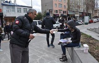Kars’ta ücretsiz maske dağıtımı devam ediyor