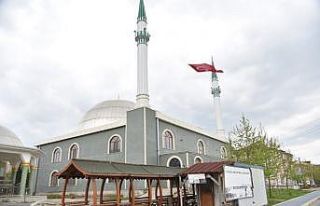 Kartepe’de minareler ay yıldızla donatıldı