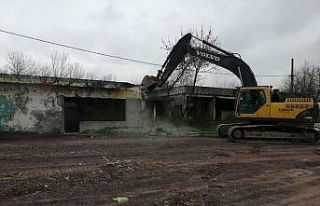 Kartepe’de tehlike saçan 2 metruk bina yıkıldı