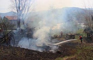 Kastamonu’da ahşap bina yangında kül oldu