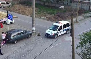 Kavga ihbarına giden polislere çiçekli karşılama