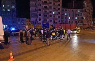 Kavşakta iki otomobil çarpıştı: 3 yaralı