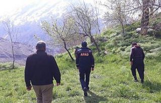 Kayalıklarda mahsur kalan keçi kurtarıldı