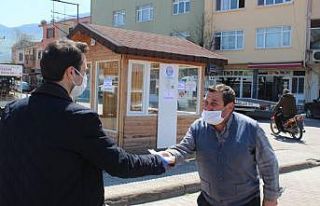 Kaymakam Açıkgöz, vatandaşa maske dağıttı