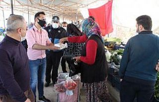 Kaymakam Almalı, pazarda esnaf ve vatandaşa maske...
