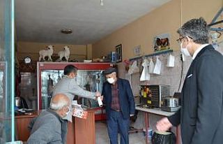 Kaymakam Çalışır maske dağıttı