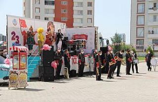 Kaymakam kapı kapı dolaşıp çocukların bayramlarını...