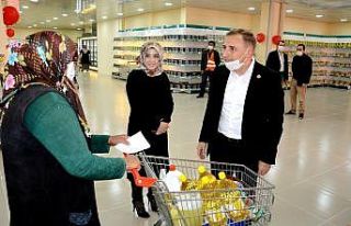Kaymakam Mutlu ihtiyaç sahibi ailelerin yüzünü...