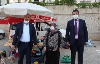 Kaymakam Yılmaz ile Başkan Türkyılmaz, pazaryerinde...