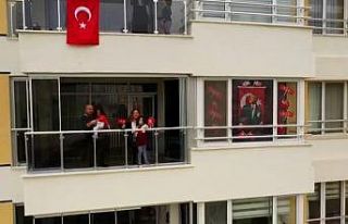 Kayseri’de balkonlarda 23 Nisan coşkusu