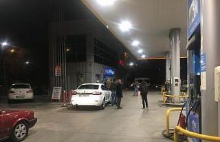 Kayseri’de kısıtlamadan sonra vatandaşlar benzinlik...