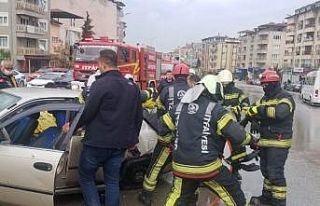 Kaza yapan otomobilde sıkışan sürücüyü itfaiye...