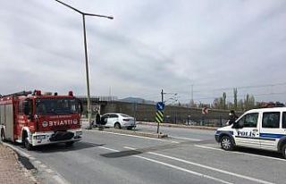 Kaza yapan sürücü, otomobili bırakıp kaçtı