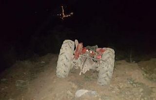 Kaza yapan traktördeki baba ve oğlu yaralandı