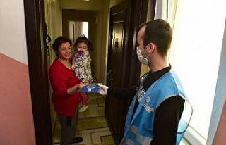 Kepez Belediyesi yıkanabilir maske dağıtıyor