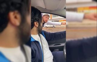 Kesilen cezalardan ibret almadı, patenle araca tutunarak...