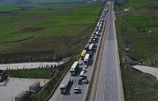 Kilometrelerce uzanan araç kuyruğu havadan görüntülendi