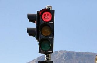 Kırmızı ışıkla "Evde Kal" uyarısı