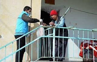 Kırşehir Belediyesi, maske üretip yaşlıların...