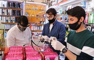 Kırtasiyeciden sağlık çalışanlarına siperli...