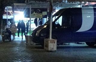 Kısıtlama bitti diye açılan marketler polis tarafından...