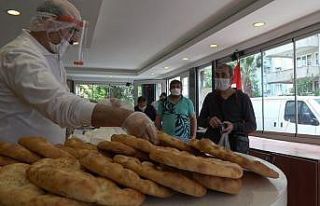Kısıtlamaya rağmen vatandaşlar Ramazan pidesi...