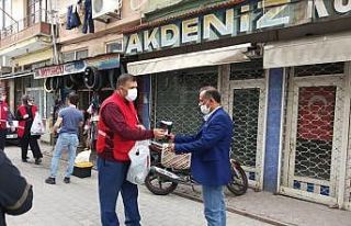 Kızılay, Dörtyol’da esnaf ve vatandaşa maske...