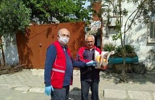 Kızılay kapı kapı ekmek dağıttı